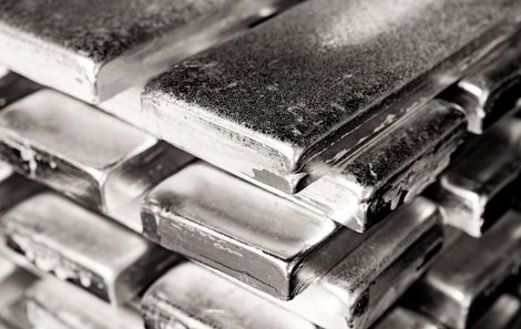 Argento in portafoglio: conviene investire nel metallo?